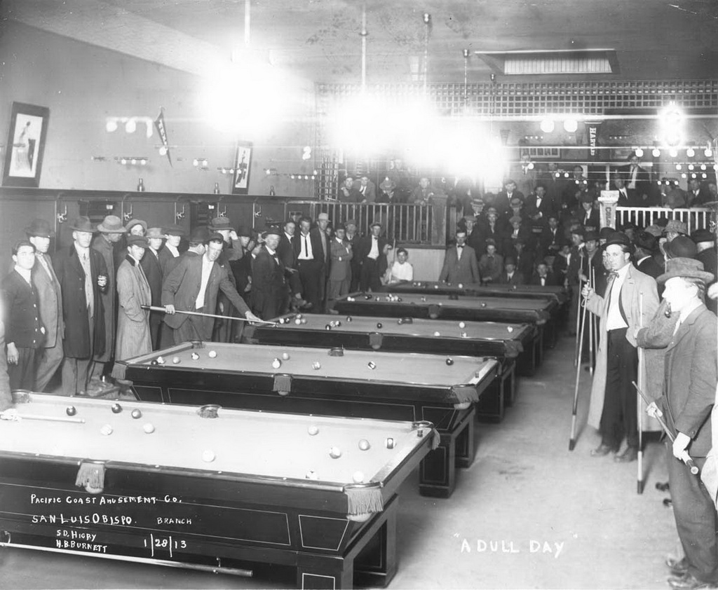 В Англії, кімната, де грають в більярд, називається «Poolroom» В Англії, кімната, де грають в більярд, називається «Poolroom»